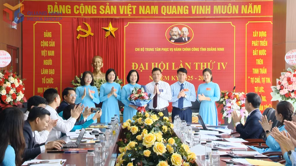 Lãnh đạo tỉnh chúc mừng Chi ủy Chi bộ Trung tâm Phục vụ hành chính công tỉnh khóa IV, nhiệm kỳ 2025-2030.