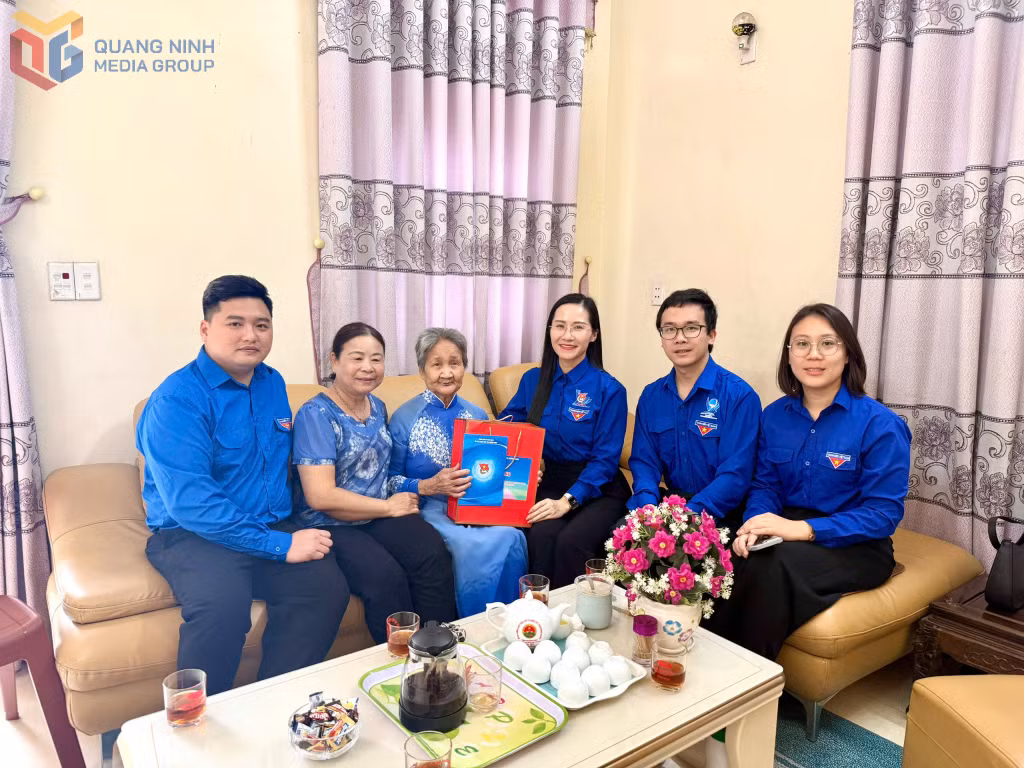 Đoàn thăm hỏi, tặng quà tri ân Mẹ Việt Nam anh hùng Nguyễn Thị Thuộc, sinh năm 1937, trú tại tổ 5 khu 1, phường Hà Phong, TP Hạ Long.