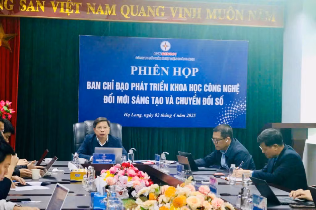 Đồng chí Nguyễn Tuấn Anh - Bí thư Đảng ủy, Chủ tịch HĐQT Công ty phát biểu tại Phiên họp.