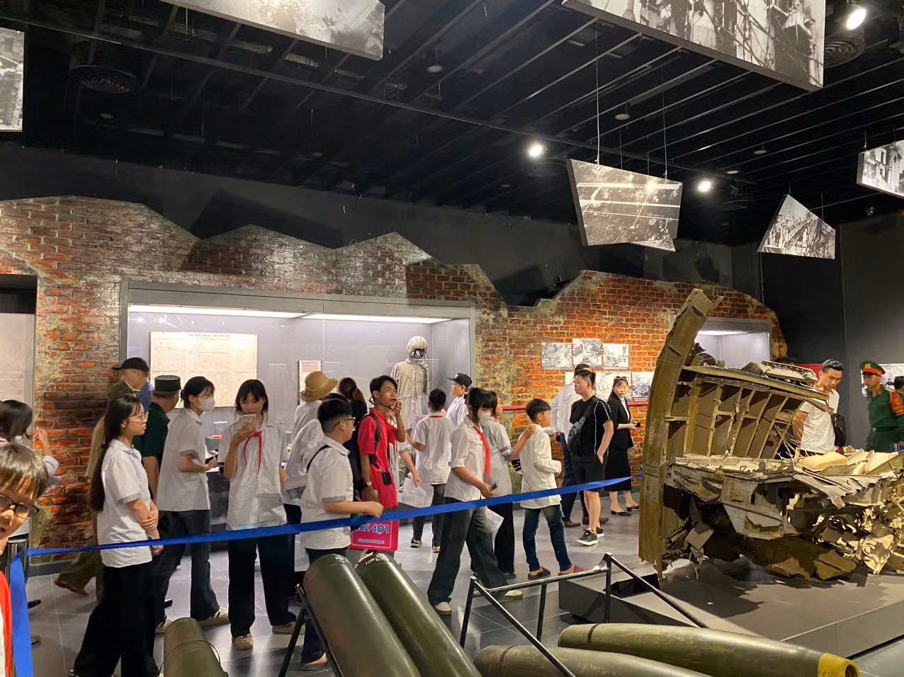 Hình ảnh các em học sinh tham quan bảo tàng, tìm hiểu về lịch sử dân tộc. Ảnh: Ngọc Lương