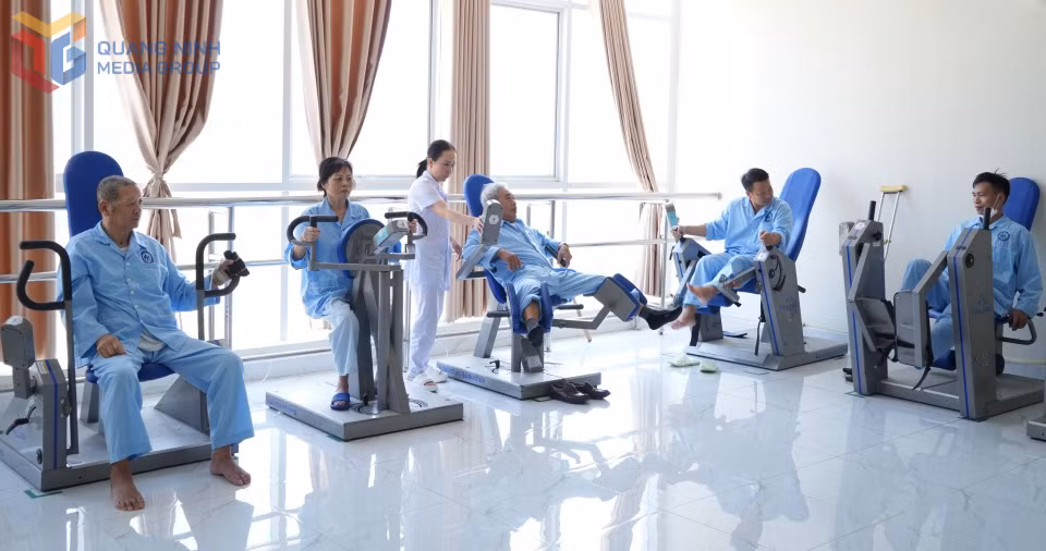 Nhân viên y tế Bệnh viện Lão khoa - Phục hồi chức năng tỉnh hướng dẫn bệnh nhân cao tuổi tập phục hồi. Ảnh: Minh Yến
