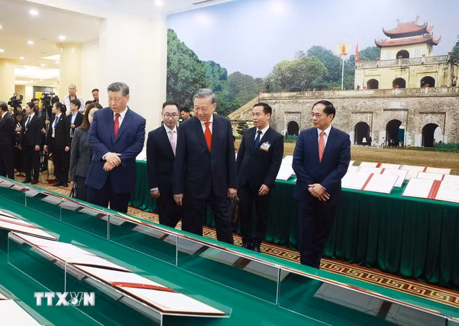 Tổng Bí thư Tô Lâm và Tổng Bí thư, Chủ tịch nước Trung Quốc Tập Cận Bình chứng kiến trưng bày các văn kiện hợp tác giữa hai nước. (Ảnh: Thống Nhất/TTXVN)