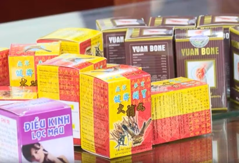 Công an tỉnh Thanh Hóa thông tin triệt phá đường dây sản xuất, buôn bán thuốc tân dược giả quy mô toàn quốc. (Ảnh: TTXVN)