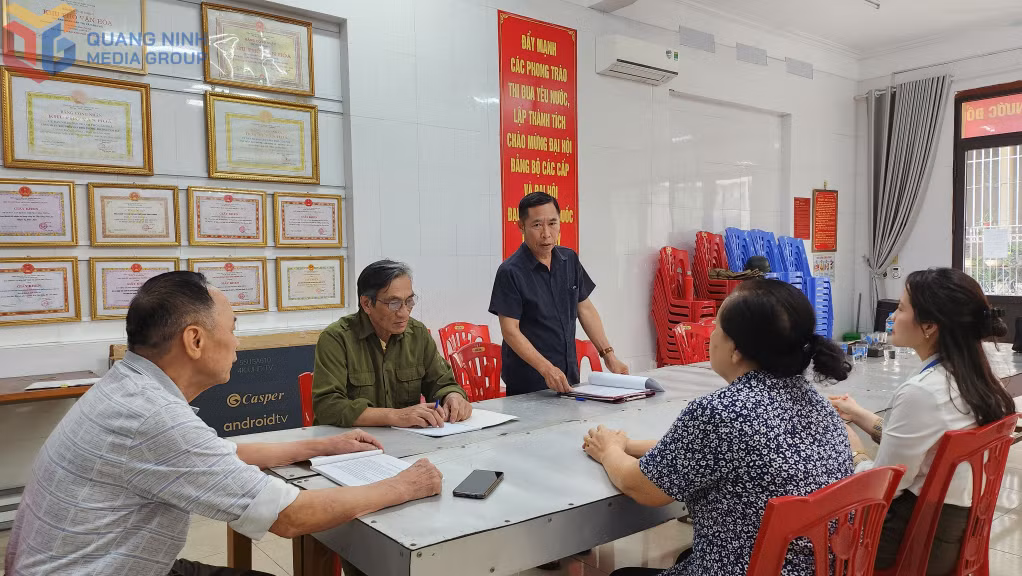 Trưởng ban Công tác mặt trận khu phố Phan Đình Phùng (phường Cẩm Tây, Cẩm Phả) trao đổi tình hình nhân dân trong khu phố. 