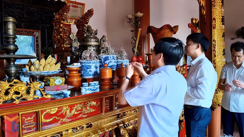 Đồng chí Vũ Quyết Tiến, Phó Bí thư Tỉnh ủy, thắp hương tưởng nhớ, tri ân người chồng, người con liệt sĩ của Mẹ Việt Nam Anh hùng Nguyễn Thị Huệ.