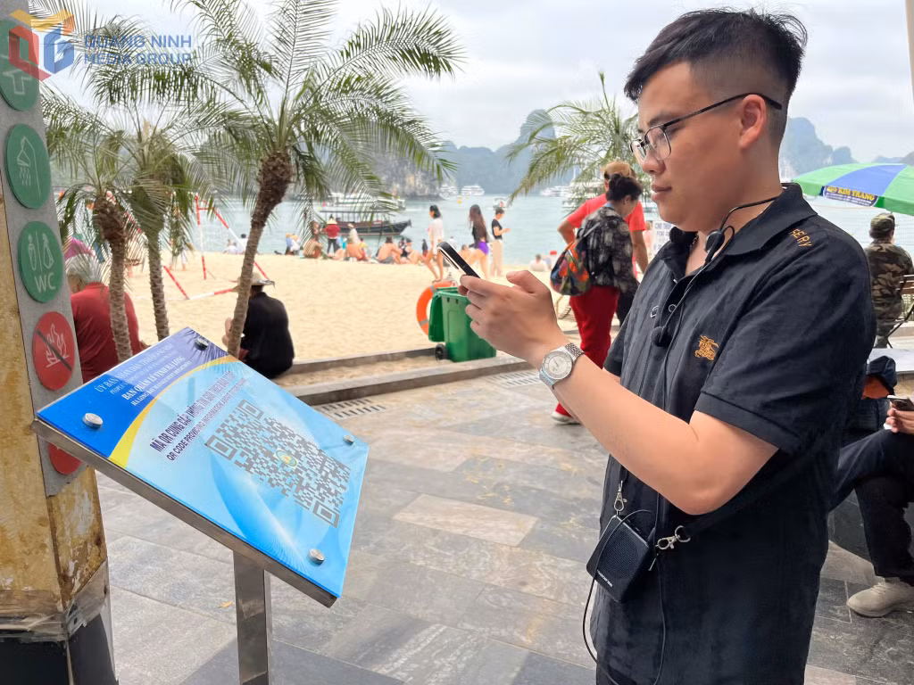 Hướng dẫn viên du lịch quét QR tìm hiểu thông tin về đảo Ti-Tốp.