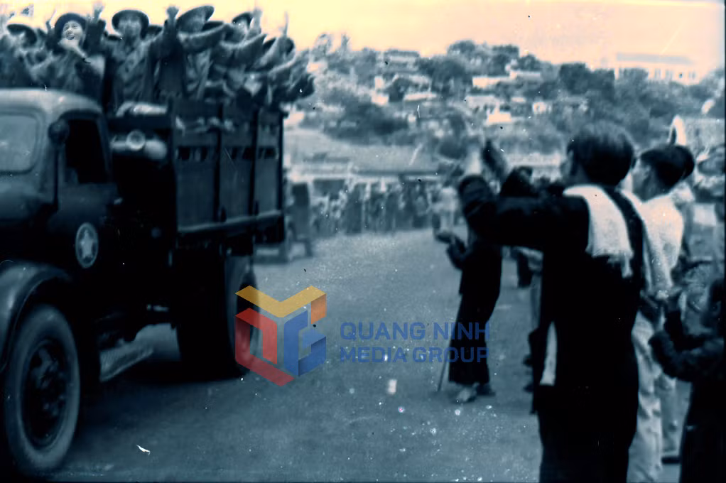 Nhân dân Hòn Gai vui đón bộ đội vào tiếp quản (4-1955). Ảnh: Tư liệu của Bảo tàng Quảng Ninh