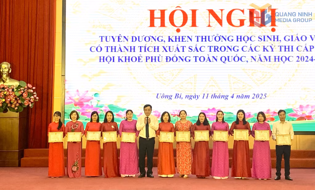 TP Uông Bí khen thưởng các giáo viên dạy đội tuyển học sinh giỏi cấp tỉnh THCS năm học 2024-2025.