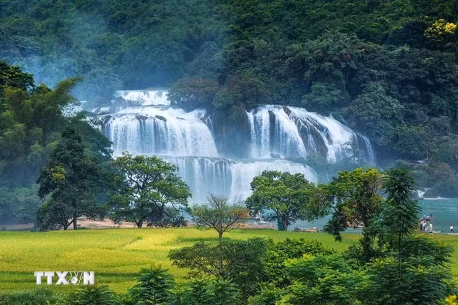 Thác Bản Giốc ở biên giới Việt-Trung nằm trong Công viên Địa chất Toàn cầu Non nước Cao Bằng. (Ảnh: Trọng Đạt/TTXVN)