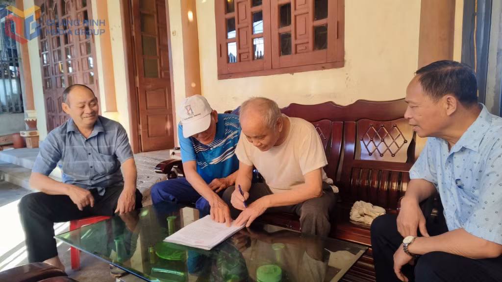 Khu phố 6A, phường Hà Phong triển khai lấy ý kiến tại nhà các hộ dân về việc thành lập đơn vị hành chính cấp xã thuộc TP Hạ Long.