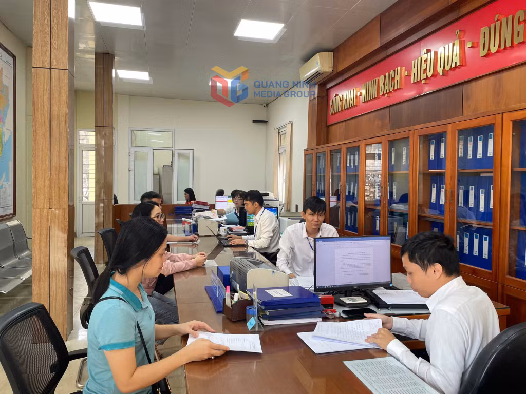 Người dân đến thực hiện các TTHC tại Bộ phận một cửa phường Cẩm Trung.