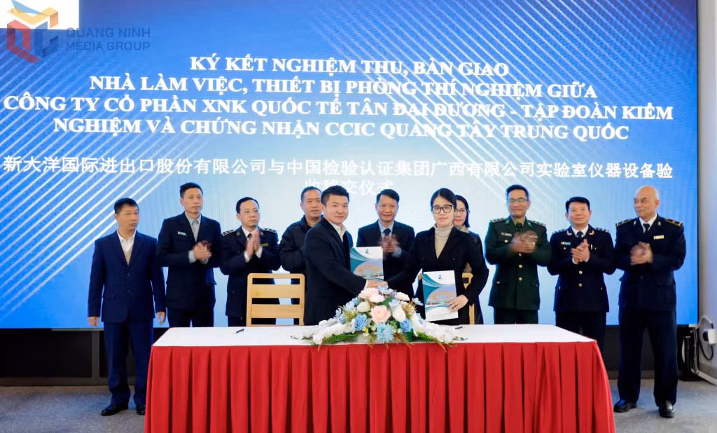 Ký kết bàn giao phòng thí nghiệm.