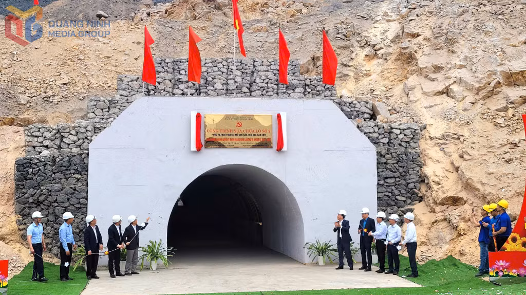 Các đại biểu gắn biển công trình sửa chữa lò số 2, thuộc hệ thống thoát nước +28 phục vụ thoát nước 3 mỏ Cọc Sáu, Đèo Nai, Cao Sơn