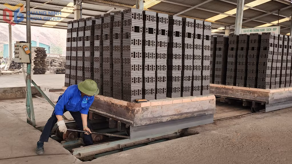 Người lao động làm việc tại Công ty CP Đầu tư và xây dựng Thuận Thành (TP Đông Triều).