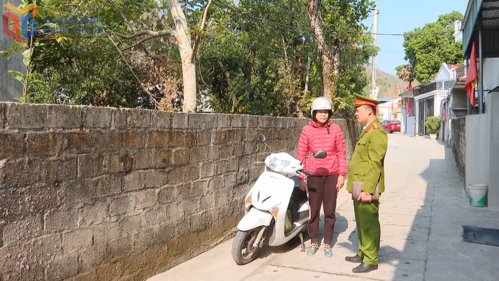 Thiếu tá Mai Xuân Đình, Phó trưởng Công an xã Đông Xá (huyện Vân Đồn) trực tiếp xuống địa bàn tuyên truyền Luật Trật tự ATGT đường bộ cho người dân.