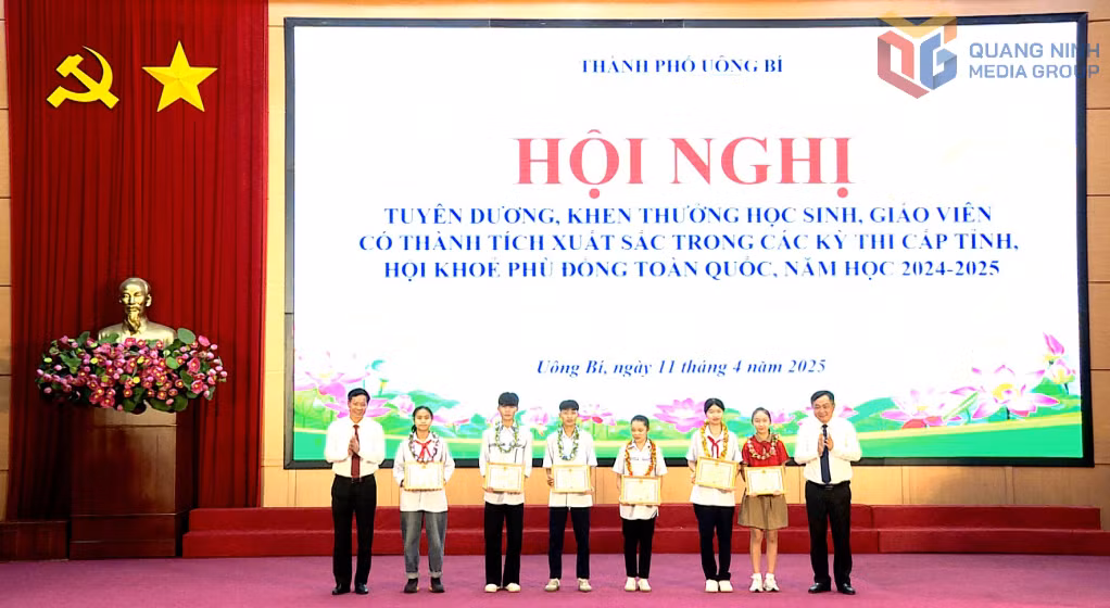 TP Uông Bí khen thưởng các em học sinh đoạt giải Hội khỏe Phù Đổng toàn quốc năm 2024.