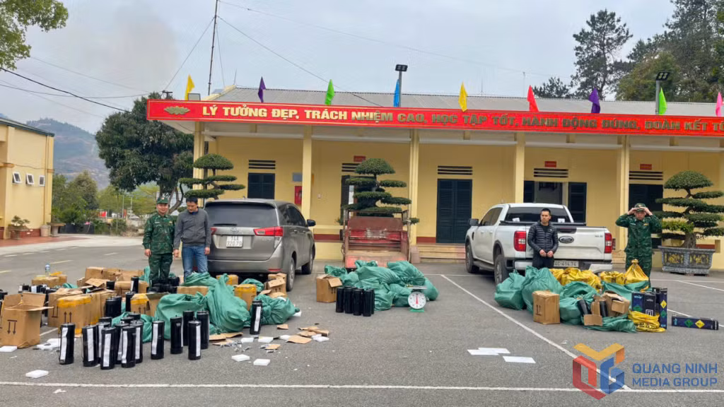 Đối tượng và tang vật được Bộ đội Biên phòng bắt giữ.