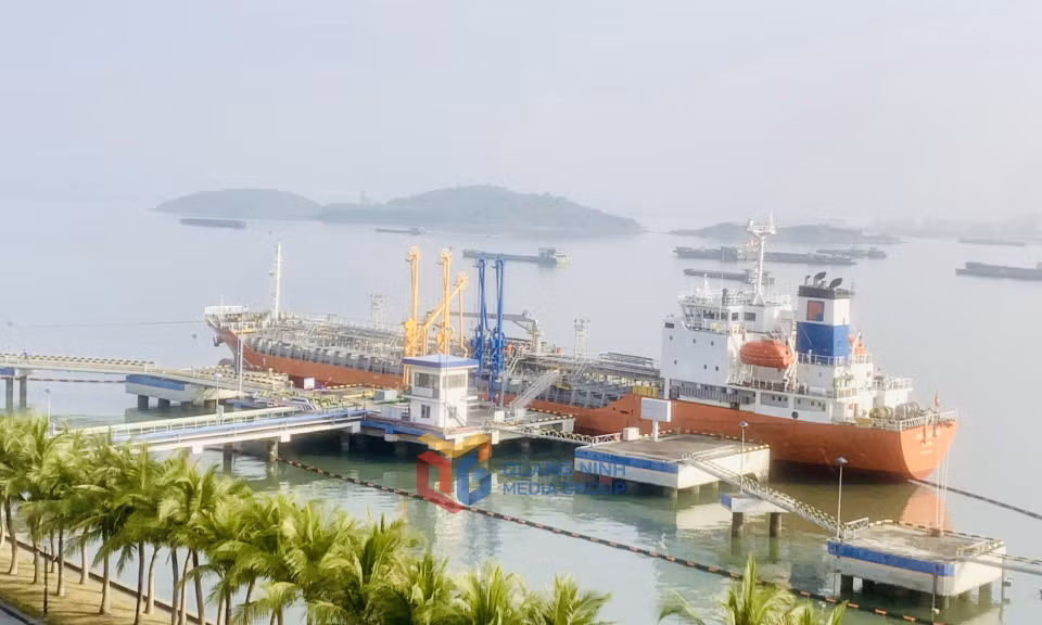 Cảng xăng dầu B12 (TP Hạ Long). Ảnh: Mạnh Trường
