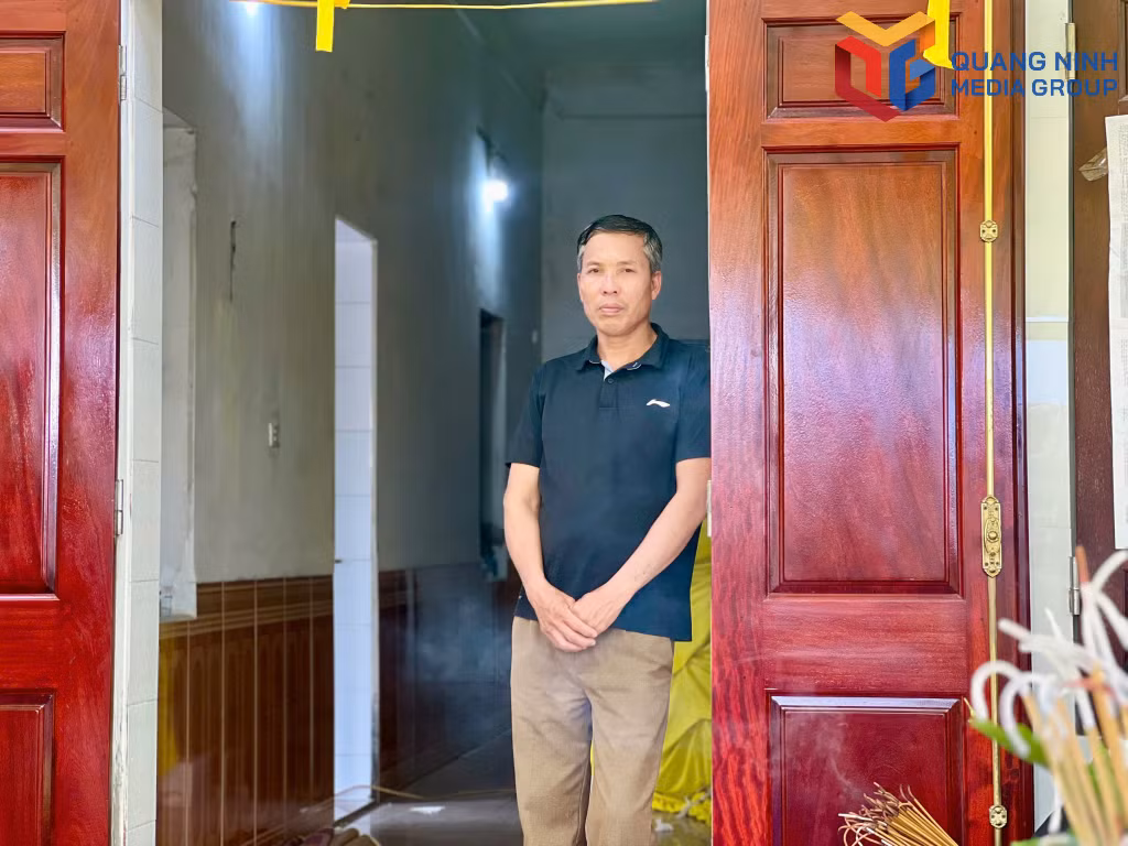 Bố đẻ Liệt sỹ Nguyễn Đăng Khải lặng lẽ đứng nhìn về phía linh cữu con trai.