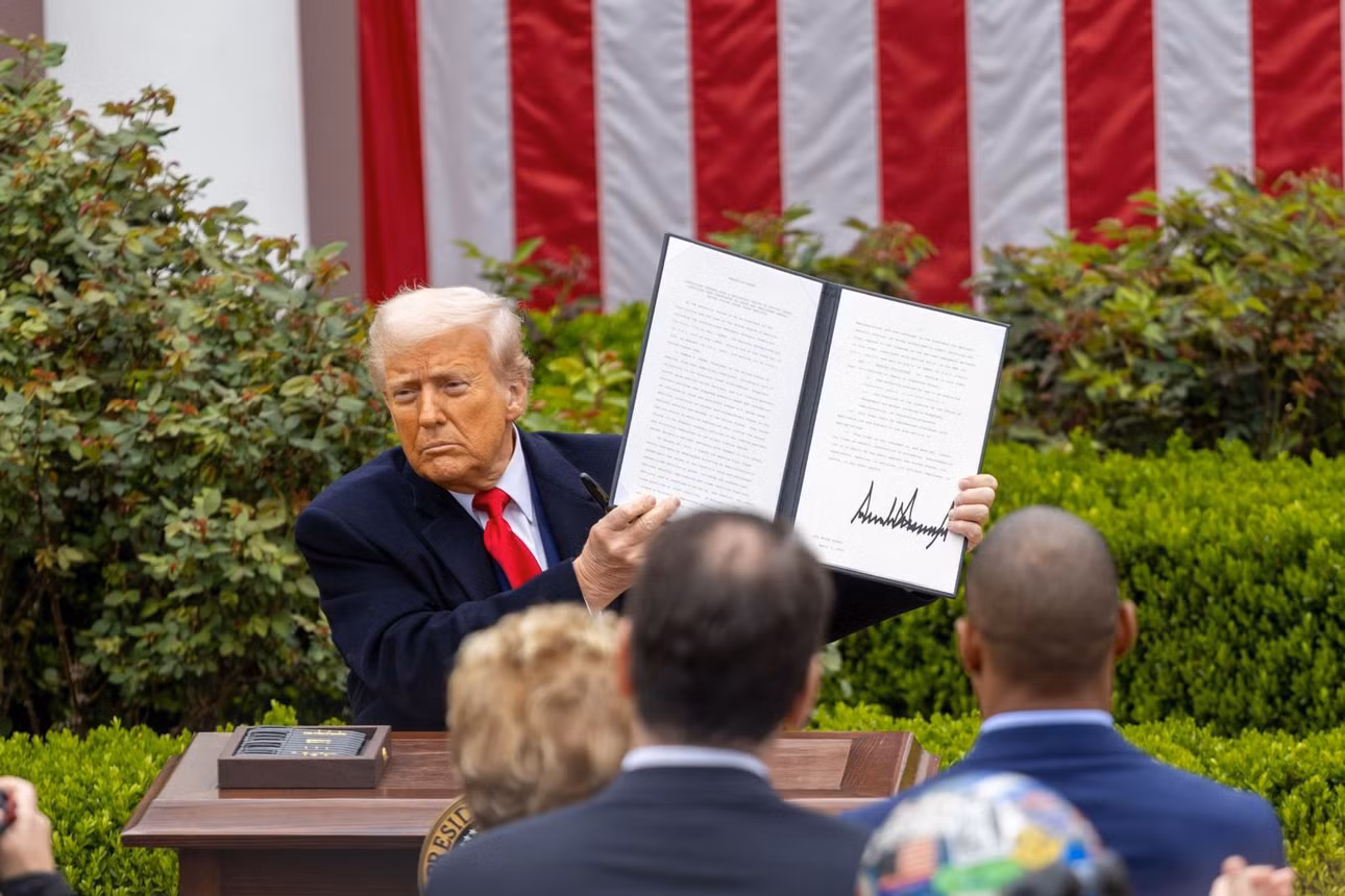 Tổng thống Mỹ Donald Trump ký sắc lệnh áp mức thuế đối ứng mới tại Nhà Trắng, ngày 2/4/2025. Ảnh: THX/TTXVN