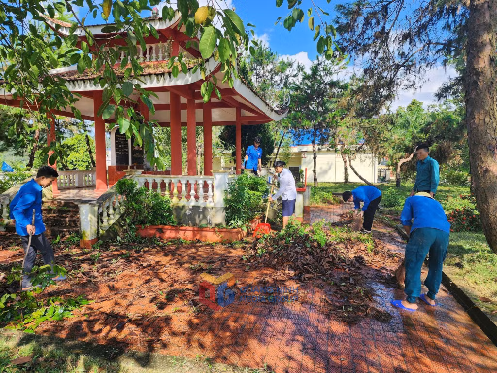 Đoàn Thanh niên xã Thanh Sơn (huyện Ba Chẽ) dọn dẹp nhà bia tưởng niệm các anh hùng liệt sĩ. Ảnh: Hoài Minh