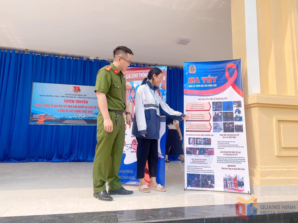 Một tiết sinh hoạt dưới cờ do cô Nhung tổ chức năm 2024 có nội dung về tuyên truyền pháp luật cho học sinh trong trường.