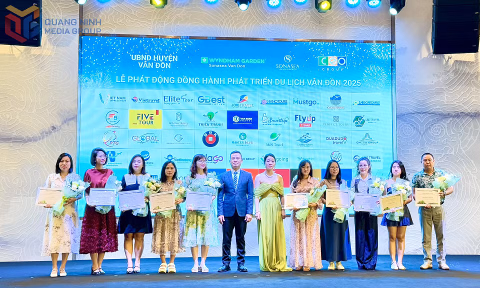 Tập đoàn CEO đã vinh danh các đại lý du lịch xuất sắc - những đơn vị có nhiều đóng góp trong việc đưa sản phẩm nghỉ dưỡng Wyndham Garden Sonasea Vân Đồn. Ảnh: Mạnh Trường