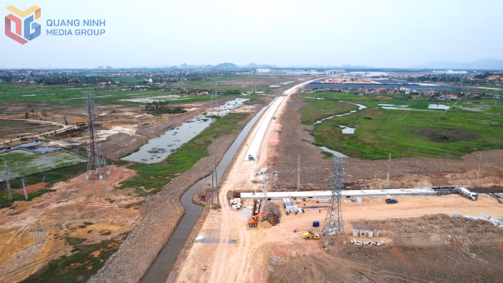 Chủ đầu tư gấp rút thi công tuyến đường Đông - Tây qua giai đoạn III và IV của Khu công nghiệp