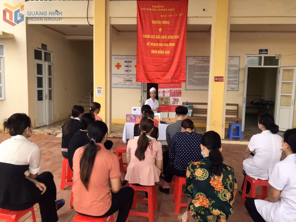 Hội KHHGĐ tỉnh tuyên truyền về SKSS, bình đẳng giới tại xã Quảng Lâm (huyện Đầm Hà).
