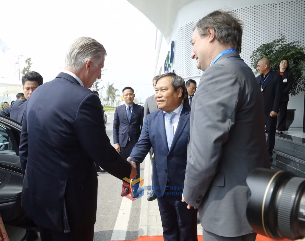 Đồng chí Vũ Đại Thắng, Ủy viên Trung ương Đảng, Bí thư Tỉnh ủy chào mừng Nhà Vua Vương quốc Bỉ Philippe đến thăm Quảng Ninh. 