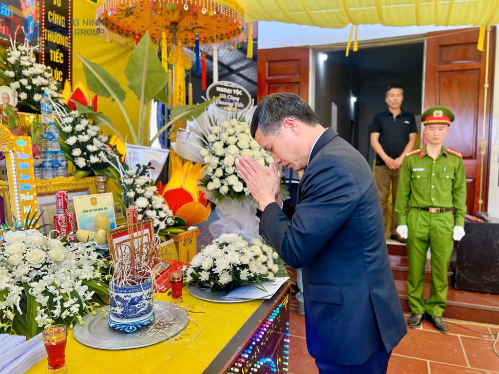 Chủ tịch UBND tỉnh Phạm Đức Ấn thắp hương viếng Liệt sĩ Nguyễn Đăng Khải.