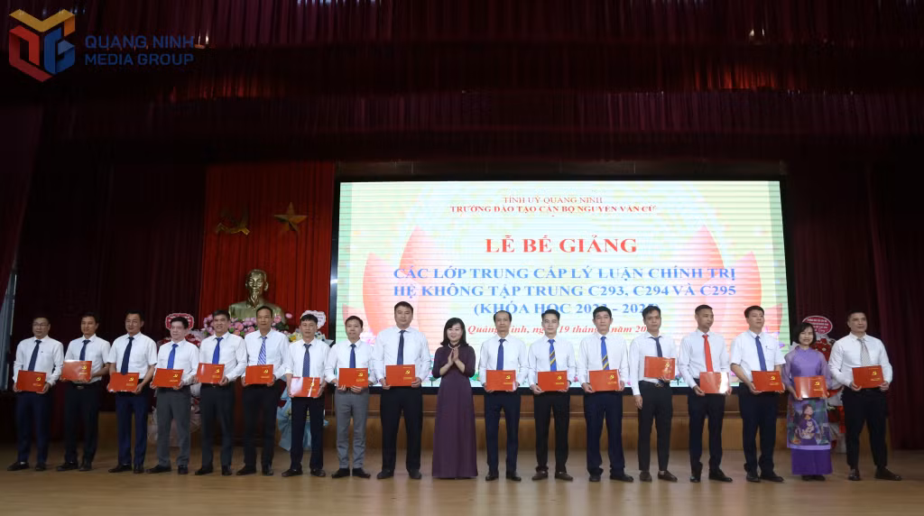 Có 59/263 học viên của 3 lớp trung cấp lý luận chính trị C293, C294 và C295 tốt nghiệp loại giỏi.