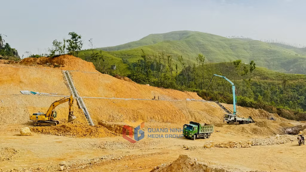 Thi công QL279 qua phường Quang Hanh (TP Cẩm Phả). Ảnh: Mạnh Trường