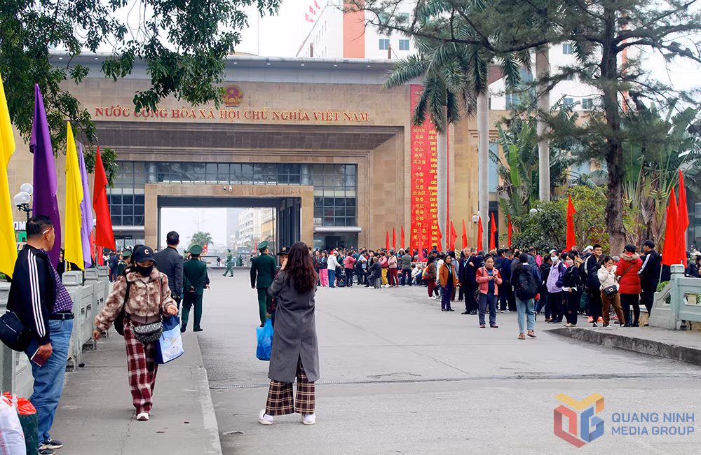 Khách du lịch đến với TP Móng Cái trong những tháng đầu năm 2025.