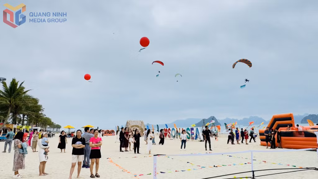 Rất đông người dân, du khách trải nghiệm tại Khu nghỉ dưỡng Sonasea Vân Đồn Harbor City. Ảnh: Mạnh Trường
