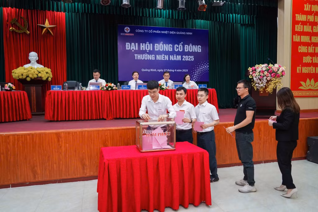 Cổ đông biểu quyết các nội dung tại Đại hội.