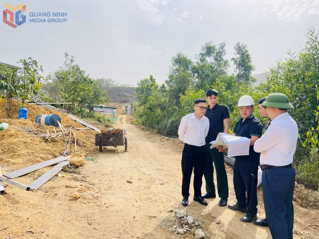 Lãnh đạo Ban Quản lý dự án đầu tư xây dựng thành phố kiểm tra thực tế việc thi công dự án tại xã Đồng Lâm.