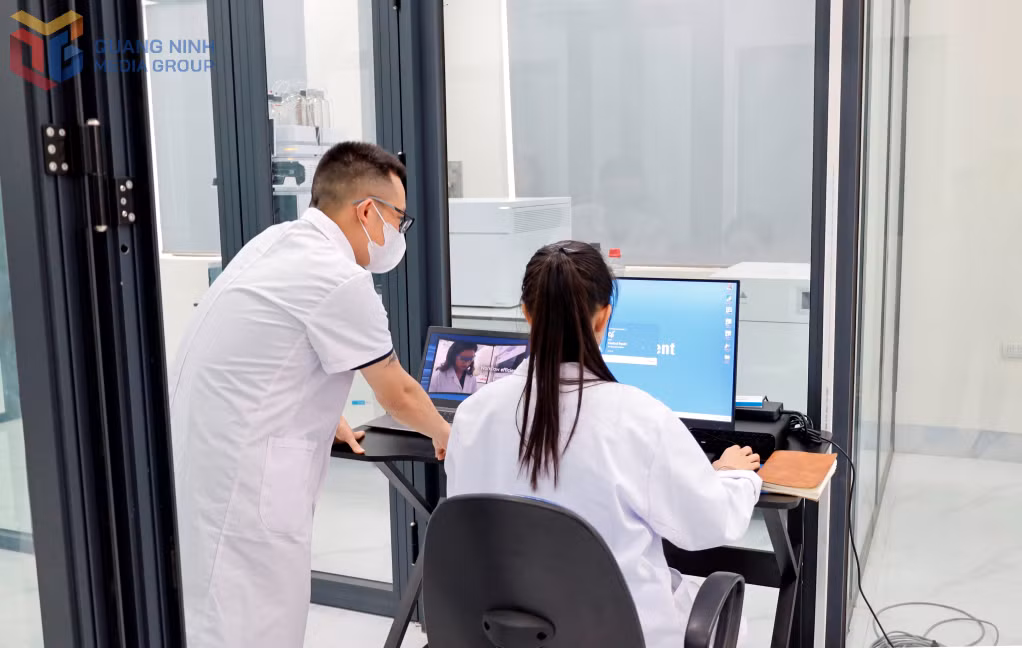 Phòng thí nghiệm với các trang thiết bị hiện đại.