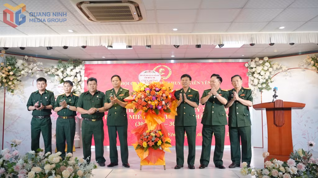 Lãnh đạo Hội CCB tỉnh tặng hoa chúc mừng Hội CBB huyện Tiên Yên.