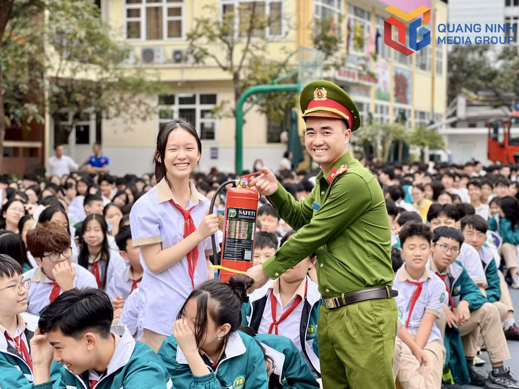 Học sinh được giao lưu trả lời câu hỏi và nhận phần thưởng là bình chữa cháy xách tay.