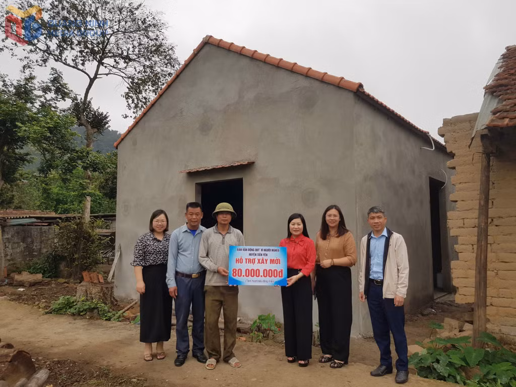 Lãnh đạo UBMTTQ Việt Nam huyện Tiên Yên trao tiền hỗ trợ xây nhà ở mới cho gia đình ông Tằng A Sinh, thôn Đồng Và, xã Yên Than.