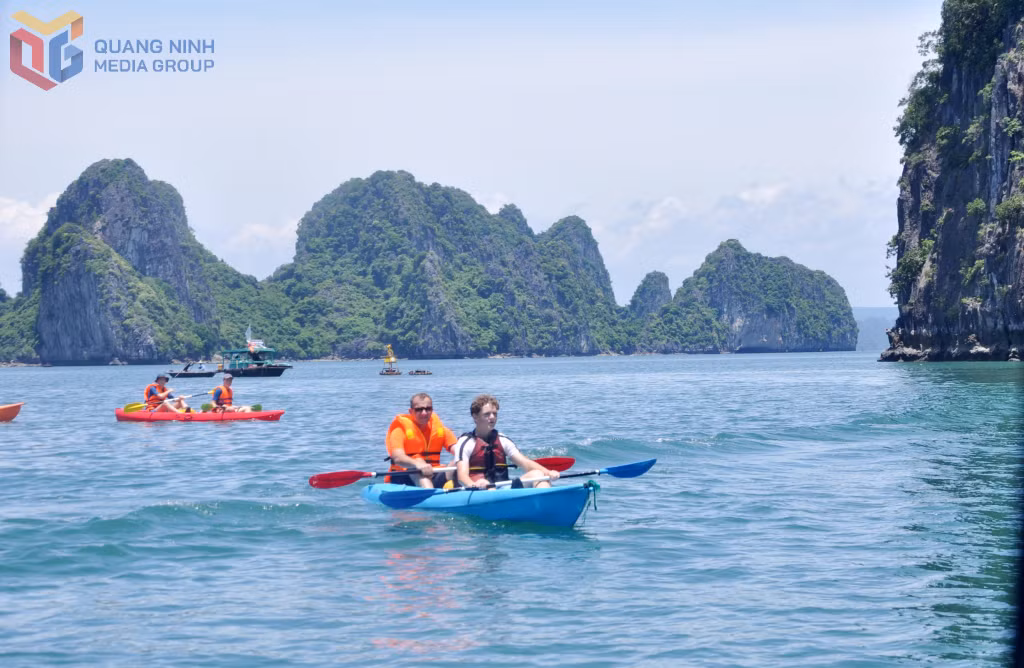 Du khách vui chơi, trải nghiệm tại Di sản thiên nhiên thế giới Vịnh Hạ Long.