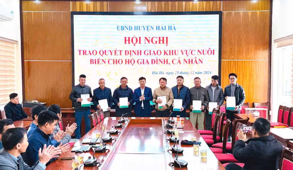 UBND huyện Hải Hà trao Quyết định về việc giao khu vực nuôi biển cho các hộ dân trên địa bàn xã Quảng Minh. (Ảnh: Hồng Nhung).
