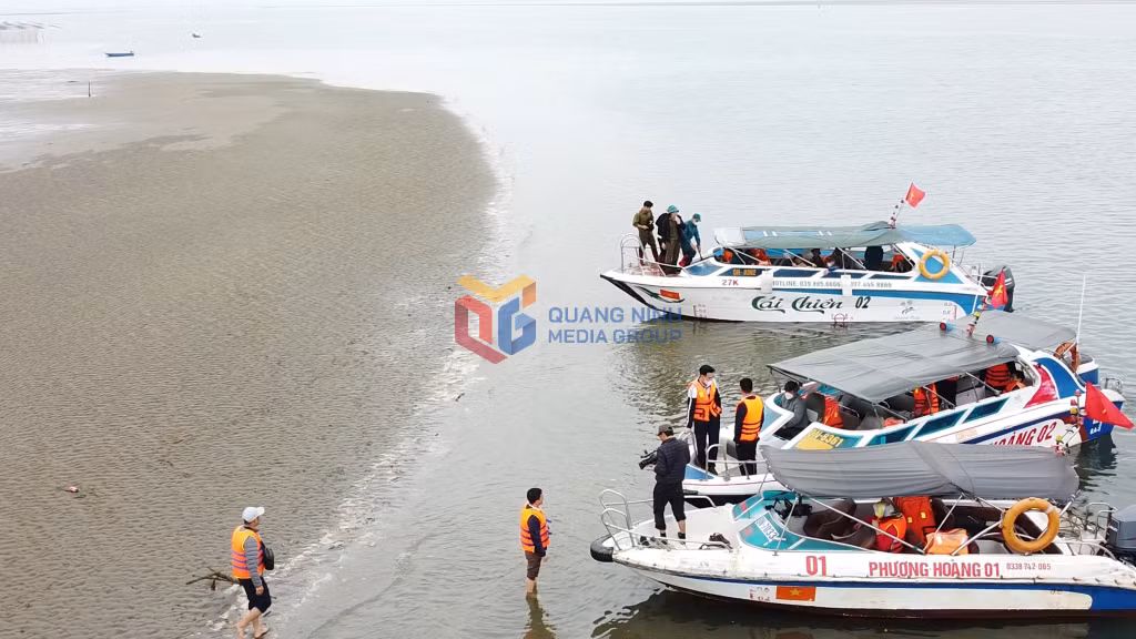Lực lượng chức năng của huyện và xã Quảng Minh ra quân xử lý các trường hợp lấn chiếm bãi triều tại Hòn Kèo.