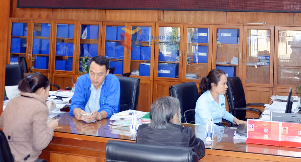 Người dân đến giải quyết thủ tục hành chính tại Chi nhánh Trung tâm Hành chính công TP Cẩm Phả.