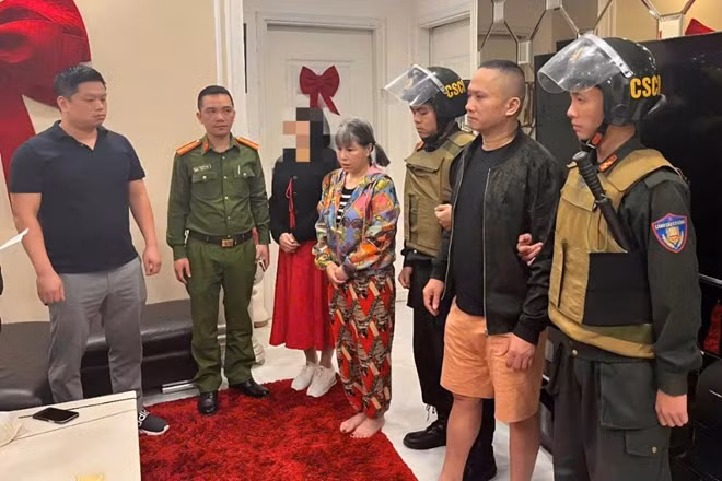 Đối tượng Bùi Thị Hậu (ở giữa) - em gái ruột ông trùm "Tuấn chợ Gốc" và đồng bọn tên Huỳnh (thứ hai từ phải sang) thời điểm bị bắt giữ tại TP Hà Nội. Ảnh: Nam Hồng