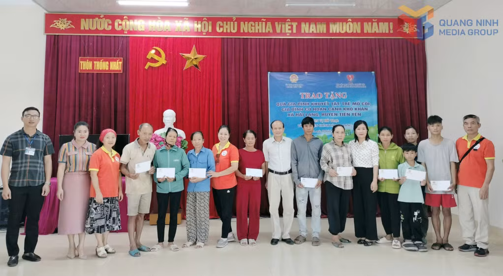 Hội Bảo trợ NKT-TMC tỉnh cùng nhà hảo tâm và chính quyền địa phương tặng quà hỗ trợ NKT có hoàn cảnh khó khăn tại xã Hải Lạng, huyện Tiên Yên (tháng 10/2024).