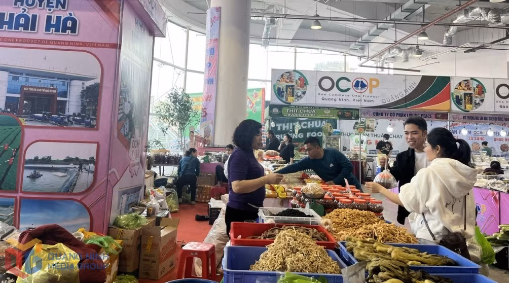Du khách mua hàng tại Hội chợ OCOP Xuân 2025. Ảnh minh họa