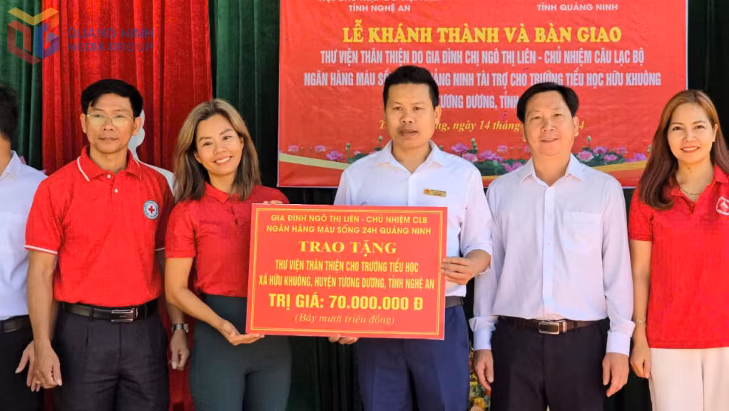 Chị Ngô Thị Liên trao kinh phí hỗ trợ xây dựng thư viện cho Trường Tiểu học Hữu Khuông (huyện Tương Dương, tỉnh Nghệ An). (Ảnh nhân vật cung cấp)