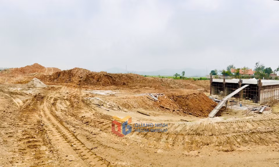 Dự án tuyến đường tỉnh 327 nối nút giao Cổng tỉnh đến đường trục chính trung tâm TP Đông Triều gặp khó khăn về mặt bằng thi công. Ảnh: Mạnh Trường